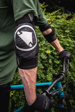 Endura SingleTrack II Elbow Protectors - Black -Sportfu Bike Gear Shop e1254 detail bp03