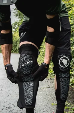 Endura SingleTrack Shin Protector II - Black -Sportfu Bike Gear Shop e1255 detail bp04